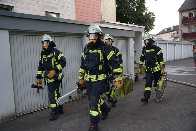 Pluederhausen: Brand auf einem Balkon eines Hochhauses loest Grosseinsatz aus