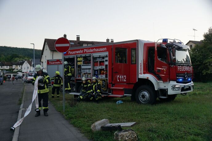 Pluederhausen: Brand auf einem Balkon eines Hochhauses loest Grosseinsatz aus
