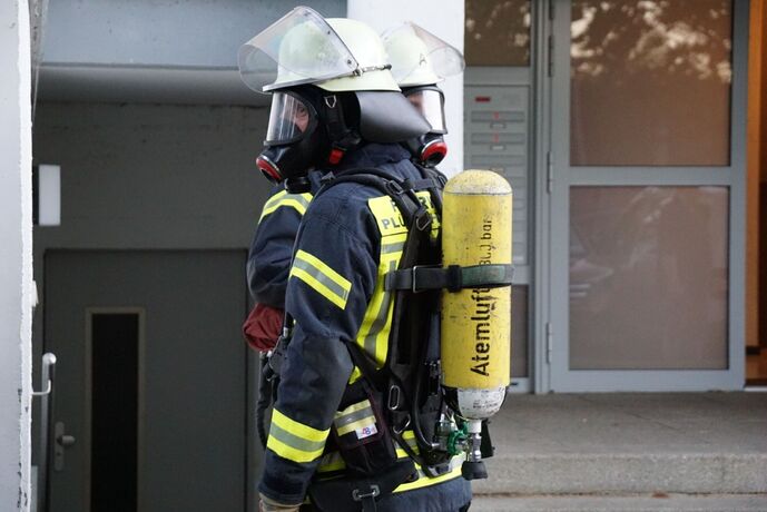 Pluederhausen: Brand auf einem Balkon eines Hochhauses loest Grosseinsatz aus