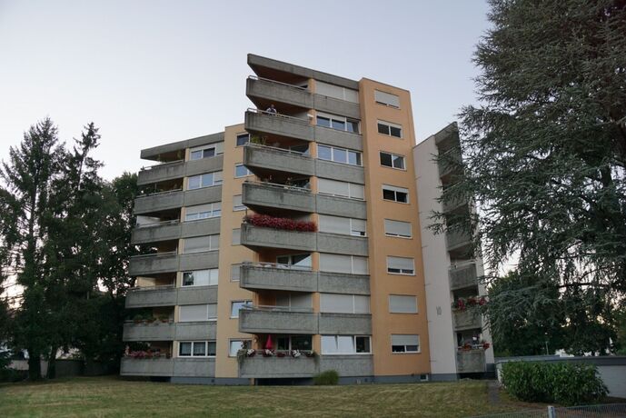 Pluederhausen: Brand auf einem Balkon eines Hochhauses loest Grosseinsatz aus