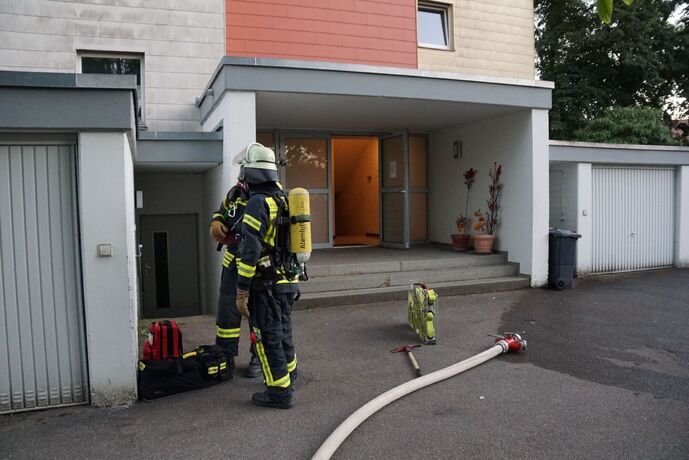 Pluederhausen: Brand auf einem Balkon eines Hochhauses loest Grosseinsatz aus