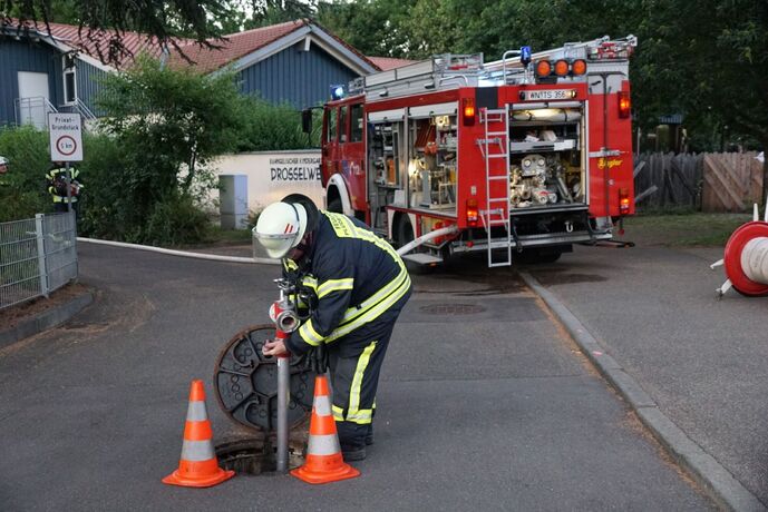 Pluederhausen: Brand auf einem Balkon eines Hochhauses loest Grosseinsatz aus
