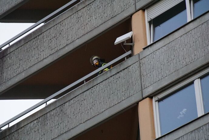 Pluederhausen: Brand auf einem Balkon eines Hochhauses loest Grosseinsatz aus