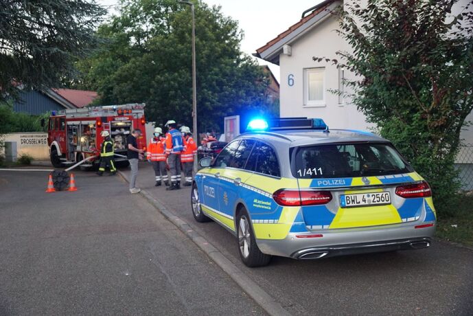 Pluederhausen: Brand auf einem Balkon eines Hochhauses loest Grosseinsatz aus