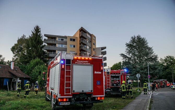 Pluederhausen: Balkon in Mehrfamilienhaus brennt, Hausbewohner verhindern schlimmeres