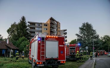 Pluederhausen: Balkon in Mehrfamilienhaus brennt, Hausbewohner verhindern schlimmeres