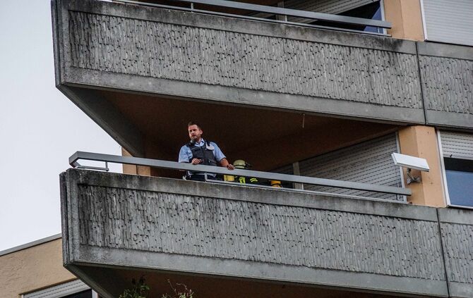 Pluederhausen: Brand auf einem Balkon eines Hochhauses loest Grosseinsatz aus