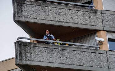 Pluederhausen: Brand auf einem Balkon eines Hochhauses loest Grosseinsatz aus
