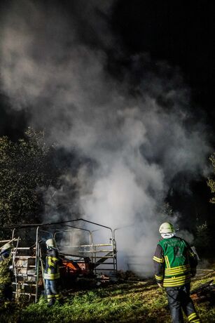 Waiblingen-Beinstein: Strohlager und seltene Ballenpresse geht in Flammen auf – Brandstiftung?