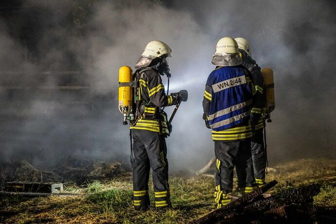 Waiblingen-Beinstein: Strohlager und seltene Ballenpresse geht in Flammen auf – Brandstiftung?