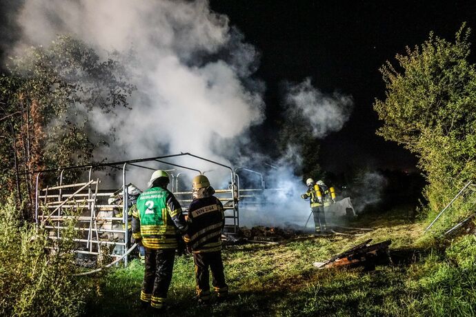 Waiblingen-Beinstein: Strohlager und seltene Ballenpresse geht in Flammen auf – Brandstiftung?