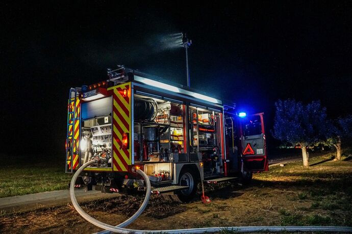 Waiblingen-Beinstein: Strohlager und seltene Ballenpresse geht in Flammen auf – Brandstiftung?