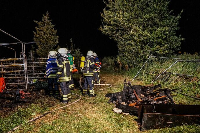 Waiblingen-Beinstein: Strohlager und seltene Ballenpresse geht in Flammen auf – Brandstiftung?