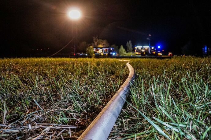 Waiblingen-Beinstein: Strohlager und seltene Ballenpresse geht in Flammen auf – Brandstiftung?