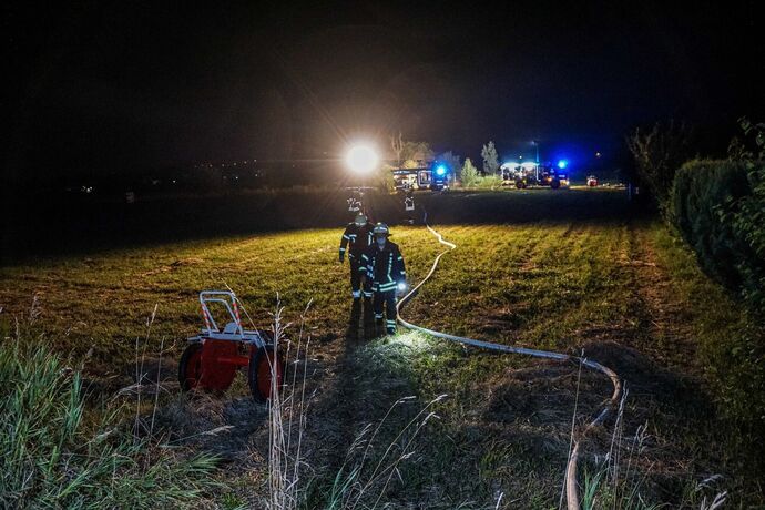 Waiblingen-Beinstein: Strohlager und seltene Ballenpresse geht in Flammen auf – Brandstiftung?