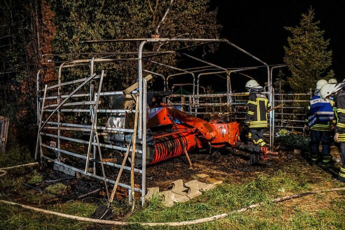 Waiblingen-Beinstein: Strohlager und seltene Ballenpresse geht in Flammen auf – Brandstiftung?