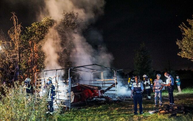 Waiblingen-Beinstein: Strohlager und seltene Ballenpresse geht in Flammen auf – Brandstiftung?