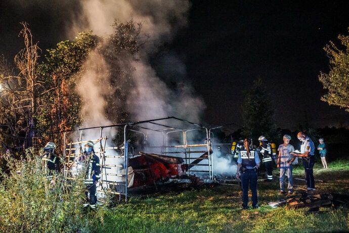 Waiblingen-Beinstein: Strohlager und seltene Ballenpresse geht in Flammen auf – Brandstiftung?