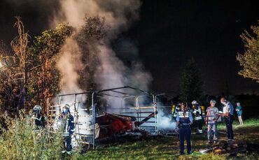 Waiblingen-Beinstein: Strohlager und seltene Ballenpresse geht in Flammen auf – Brandstiftung?