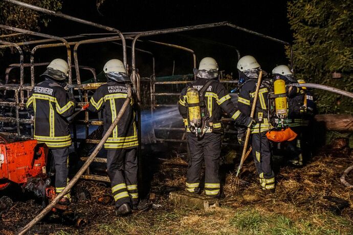 Waiblingen-Beinstein: Strohlager und seltene Ballenpresse geht in Flammen auf – Brandstiftung?