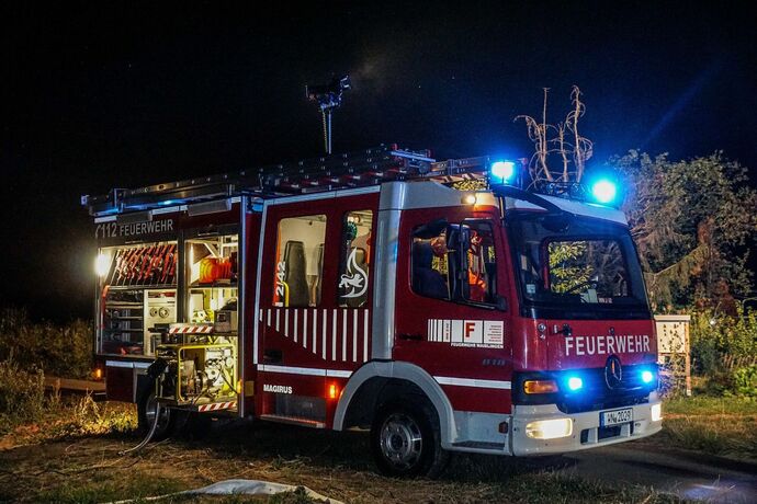 Waiblingen-Beinstein: Strohlager und seltene Ballenpresse geht in Flammen auf – Brandstiftung?