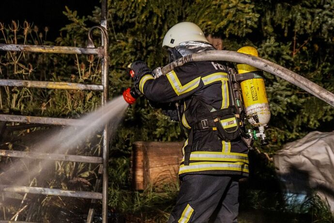 Waiblingen-Beinstein: Strohlager und seltene Ballenpresse geht in Flammen auf – Brandstiftung?