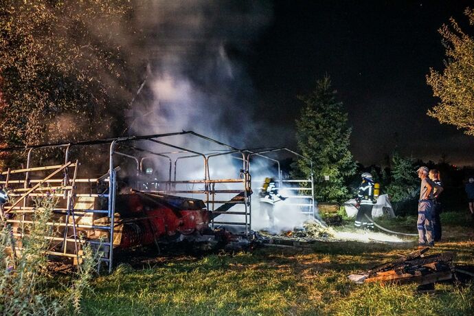 Waiblingen-Beinstein: Strohlager und seltene Ballenpresse geht in Flammen auf – Brandstiftung?