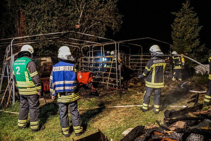 Waiblingen-Beinstein: Strohlager und seltene Ballenpresse geht in Flammen auf – Brandstiftung?