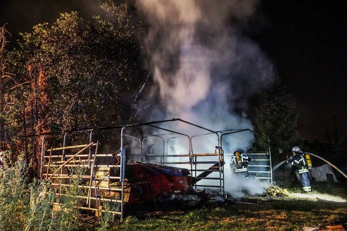 Waiblingen-Beinstein: Strohlager und seltene Ballenpresse geht in Flammen auf – Brandstiftung?