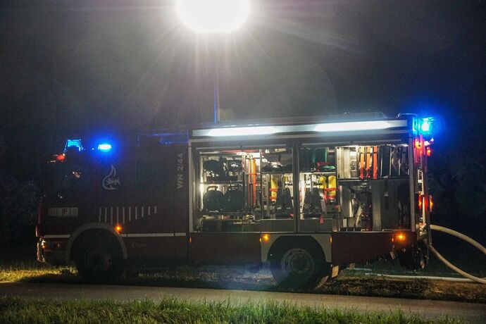 Waiblingen-Beinstein: Strohlager und seltene Ballenpresse geht in Flammen auf – Brandstiftung?