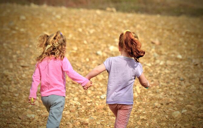 Kind Kinder Spielen Spielplatz Mädchen Symbol Symbolbild Symbolfoto