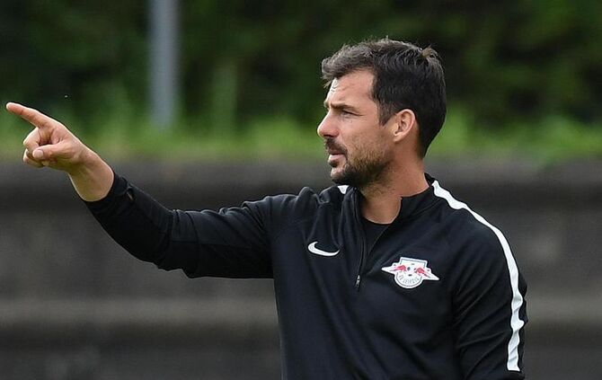 Zsolt Löw steht auf dem Platz