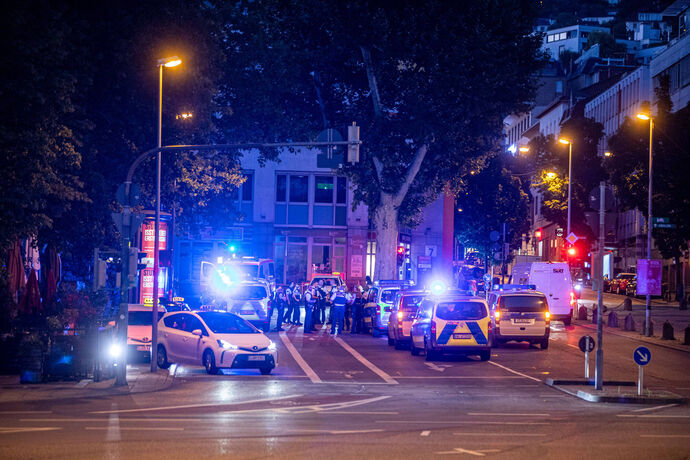 Offenbar größere Schlägerei löst Polizeieinsatz am Wilhelmsplatz aus: Massig Streifenwagen und Rettungswagen vor Ort - Eine Pers