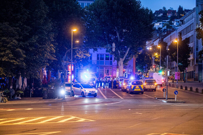 Offenbar größere Schlägerei löst Polizeieinsatz am Wilhelmsplatz aus: Massig Streifenwagen und Rettungswagen vor Ort - Eine Pers