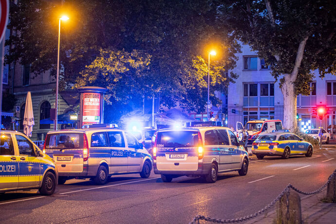 Offenbar größere Schlägerei löst Polizeieinsatz am Wilhelmsplatz aus: Massig Streifenwagen und Rettungswagen vor Ort - Eine Pers