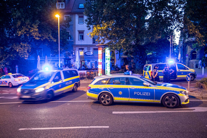 Offenbar größere Schlägerei löst Polizeieinsatz am Wilhelmsplatz aus: Massig Streifenwagen und Rettungswagen vor Ort - Eine Pers