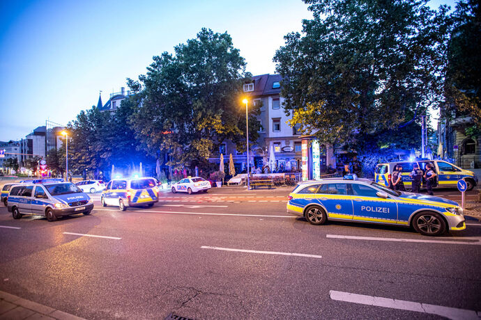 Offenbar größere Schlägerei löst Polizeieinsatz am Wilhelmsplatz aus: Massig Streifenwagen und Rettungswagen vor Ort - Eine Pers