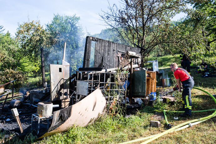 Ein Toter bei Brand einer Gartenhütte, Schorndorf-Schornbach, 01.08.2020.