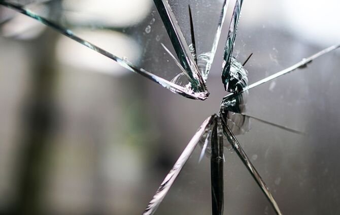 Fensterscheibe Scheibe Glas Splitter Symbolfoto Symbol Symbolbild
