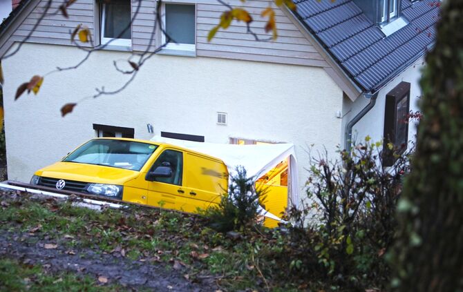 Postauto Post Remshalden Unfall Garten_0