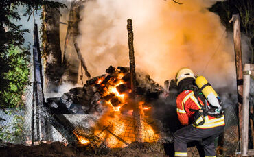 Holzstapel brennt: Heute in Schwaikheim - Bild 11_0