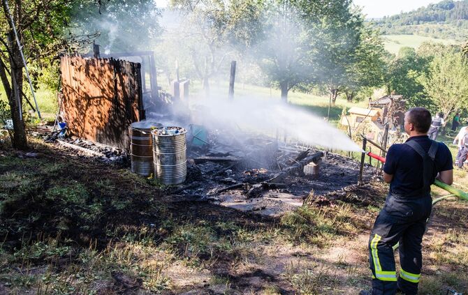 Ein Toter bei Brand einer Gartenhütte, Schorndorf-Schornbach, 01.08.2020.