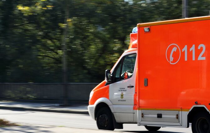 Rettungswagen 112 DRK RTW Blaulicht Symbol Symbolbild Symbolfoto