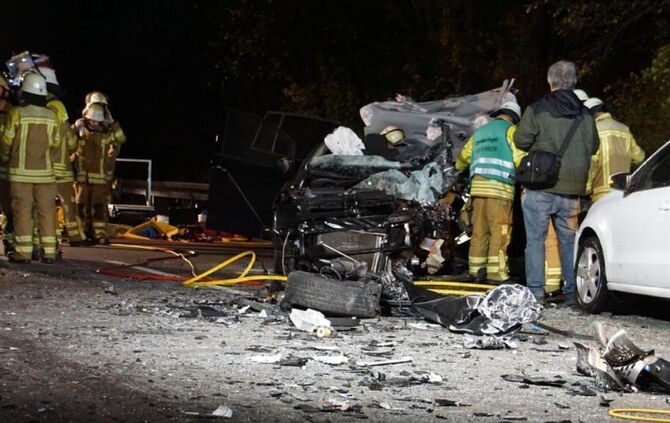Auto kracht bei Überholmanöver in Lkw