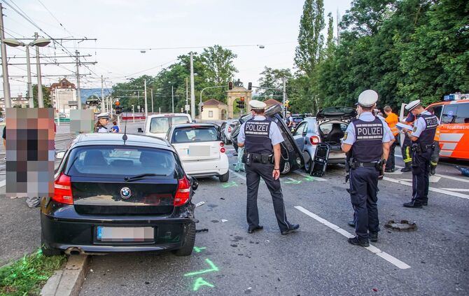 Stuttgart Bad Cannstatt: Schwerer Verkehrsunfall mit fÃ¼nf beteiligten_1