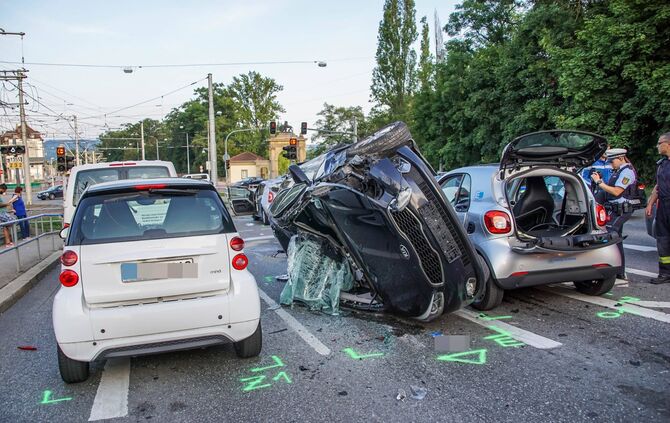 Stuttgart Bad Cannstatt: Schwerer Verkehrsunfall mit fÃ¼nf beteiligten_2