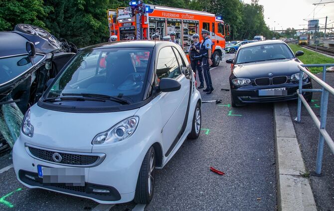 Stuttgart Bad Cannstatt: Schwerer Verkehrsunfall mit fÃ¼nf beteiligten_3