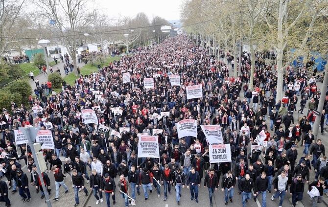 Tausende Fans protestieren gegen Präsident Dietrich_0