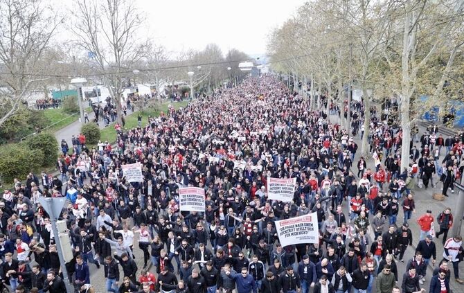 Tausende Fans protestieren gegen Präsident Dietrich_1