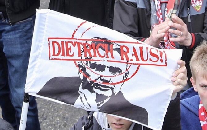 Tausende Fans protestieren gegen Präsident Dietrich_2